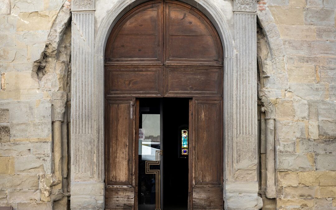 Portal bazyliki Santa Maria Assunta w Bagno di Romagna
